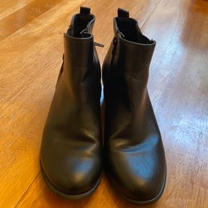 Unisa leather upper ankle boots with size zips 9